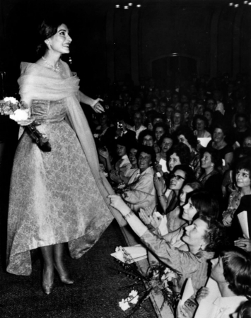 Acknowledging applause after a concert at the Musikhalle (now the Laeiszhalle), Hamburg<br />
 